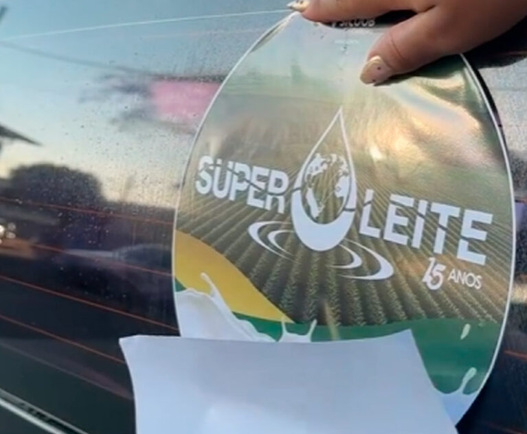 Superleite Agita Parque de Exposições com Grande Adesivaço